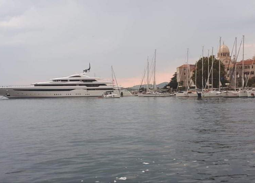 Fotografija 2 - Michael Jordan na luksuznoj jahti pristao za šibensku rivu, more ljudi došlo gledati privezivanje