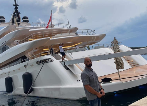 Fotografija 3 - Michael Jordan na luksuznoj jahti pristao za šibensku rivu, more ljudi došlo gledati privezivanje