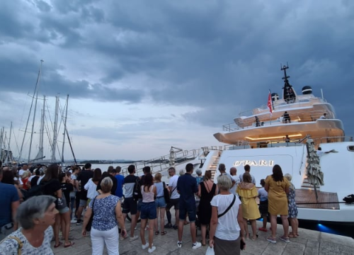 Fotografija 8 - Michael Jordan na luksuznoj jahti pristao za šibensku rivu, more ljudi došlo gledati privezivanje