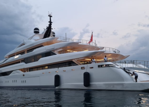 Fotografija 10 - Michael Jordan na luksuznoj jahti pristao za šibensku rivu, more ljudi došlo gledati privezivanje