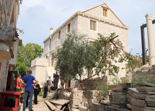 Fotografija 4 - Još malo i gotov je Centar koralja na Zlarinu: Pogledajte kako su obnovljene kuće Šare i Kažerma