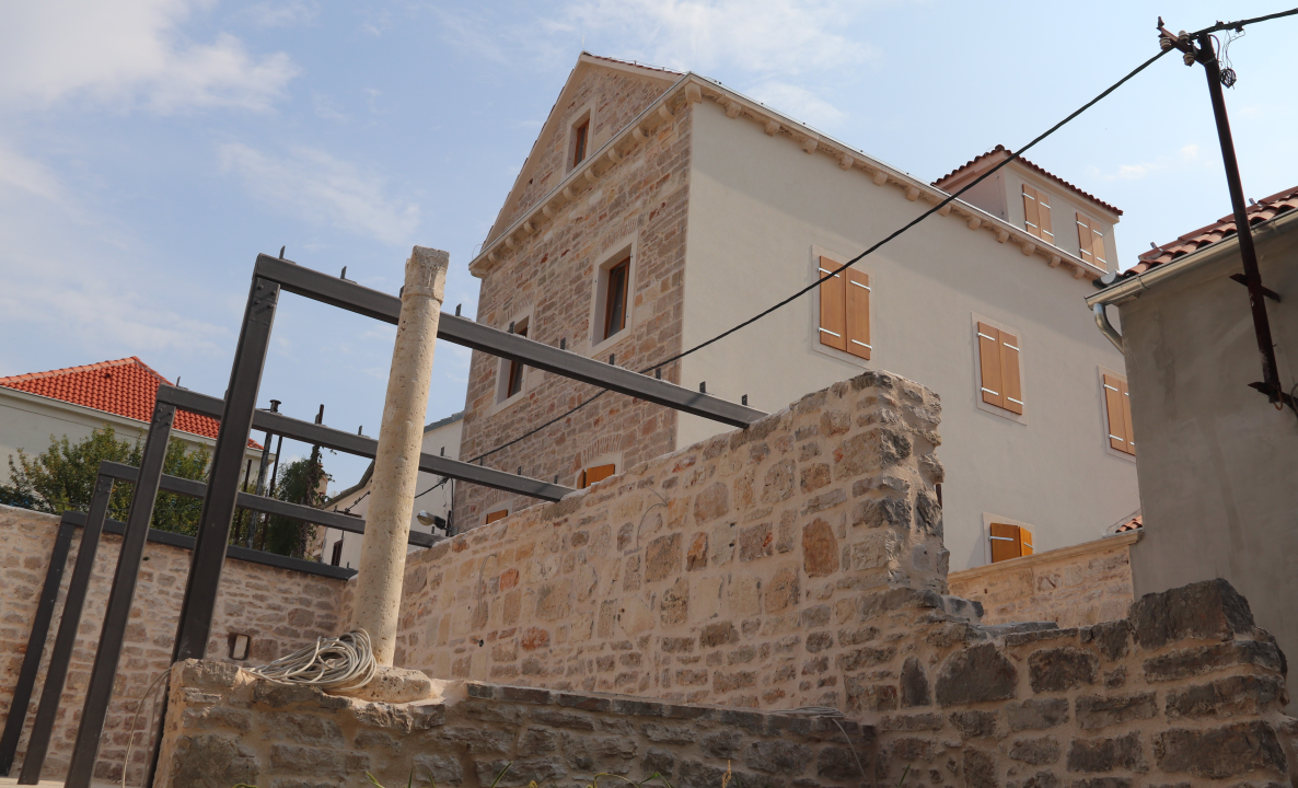 Još malo i gotov je Centar koralja na Zlarinu: Pogledajte kako su obnovljene kuće Šare i Kažerma