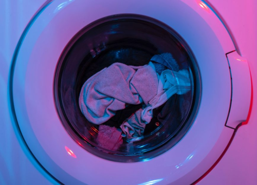 Zašto je bijelo rublje dobro prati u vrućoj, a šareno u hladnoj vodi?