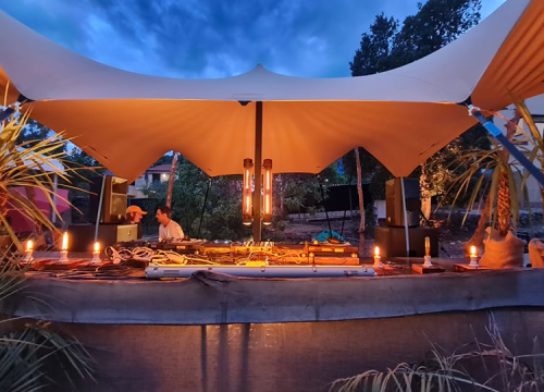 Fotografija 2 - Ljeto je malo popustilo, ali u Tisnom se i dalje pleše: 'Engleza na Gardenu ima ko Rusa'