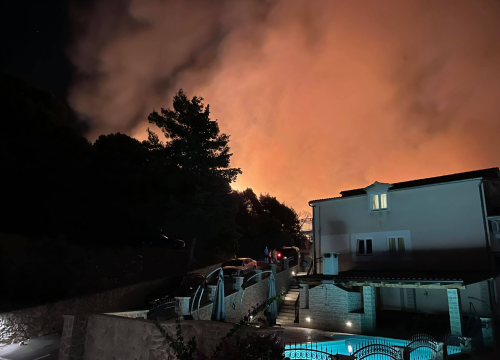 Dok se 60 vatrogasaca borilo s vatrom koja je prijetila kućama u Žaboriću, policija uhitila 31-godišnjeg piromana