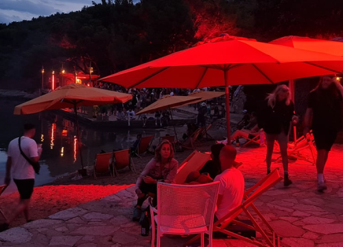 Fotografija 4 - Ljeto je malo popustilo, ali u Tisnom se i dalje pleše: 'Engleza na Gardenu ima ko Rusa'