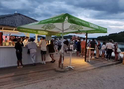 Fotografija 6 - Ljeto je malo popustilo, ali u Tisnom se i dalje pleše: 'Engleza na Gardenu ima ko Rusa'