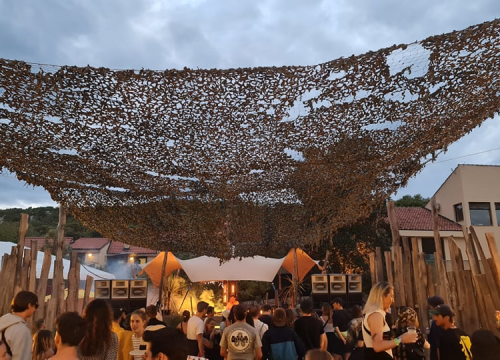 Fotografija 7 - Ljeto je malo popustilo, ali u Tisnom se i dalje pleše: 'Engleza na Gardenu ima ko Rusa'