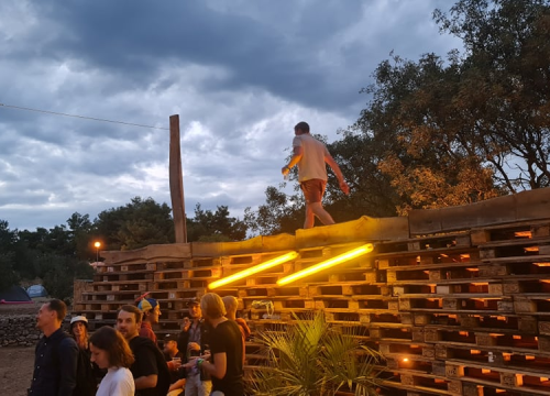 Fotografija 9 - Ljeto je malo popustilo, ali u Tisnom se i dalje pleše: 'Engleza na Gardenu ima ko Rusa'