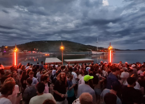Fotografija 10 - Ljeto je malo popustilo, ali u Tisnom se i dalje pleše: 'Engleza na Gardenu ima ko Rusa'