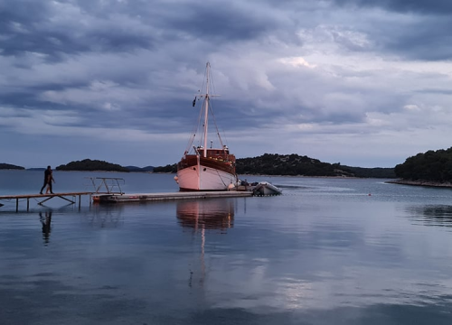 Fotografija 11 - Ljeto je malo popustilo, ali u Tisnom se i dalje pleše: 'Engleza na Gardenu ima ko Rusa'