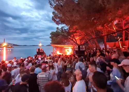 Fotografija 12 - Ljeto je malo popustilo, ali u Tisnom se i dalje pleše: 'Engleza na Gardenu ima ko Rusa'