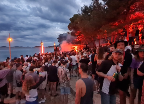 Fotografija 13 - Ljeto je malo popustilo, ali u Tisnom se i dalje pleše: 'Engleza na Gardenu ima ko Rusa'