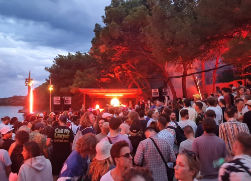 Ljeto je malo popustilo, ali u Tisnom se i dalje pleše: 'Engleza na Gardenu ima ko Rusa'