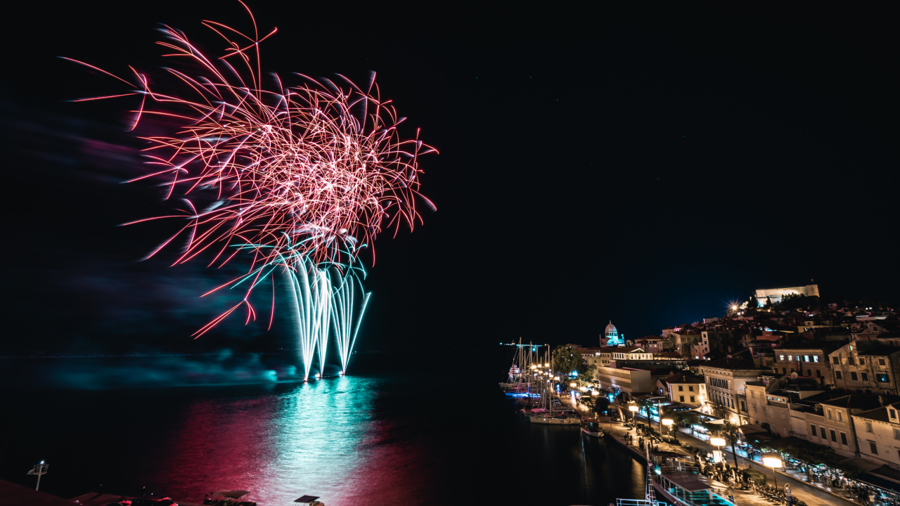 Šibenik zasjao svjetlosnim instalacijama i vatrometom: Na rivi prikazani i filmski kadrovi grada iz 1904. godine