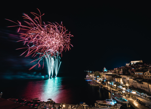 Šibenik zasjao svjetlosnim instalacijama i vatrometom: Na rivi prikazani i filmski kadrovi grada iz 1904. godine