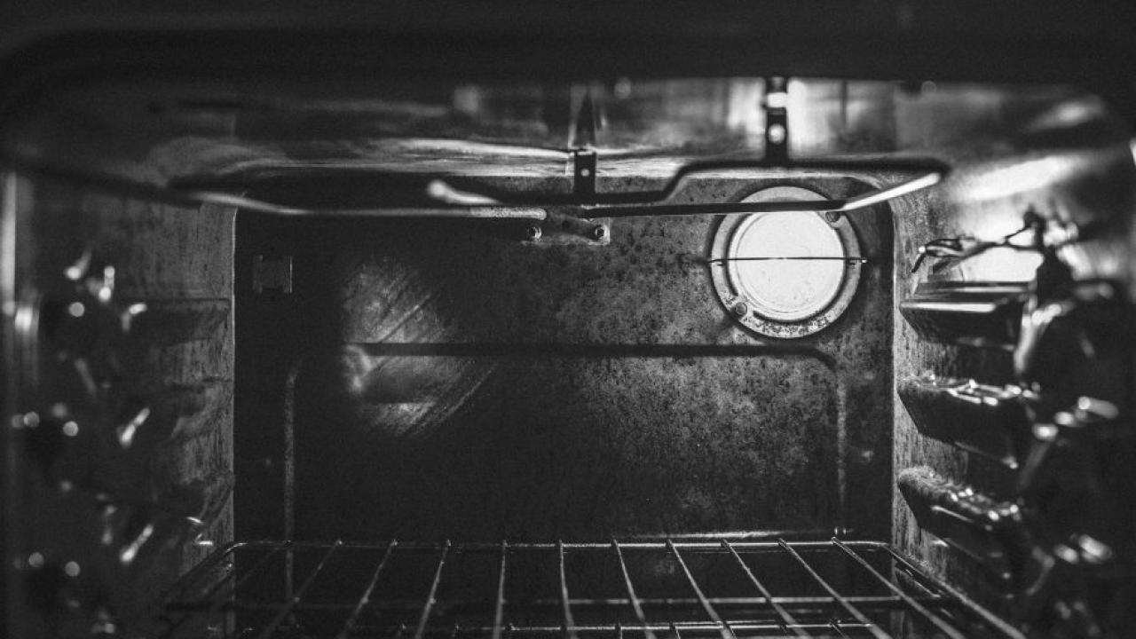 Trenutno odmašćuje: Trik koji pećnicu čisti bolje od svih sredstava