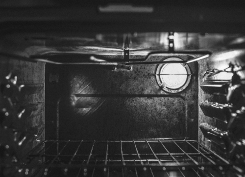 Trenutno odmašćuje: Trik koji pećnicu čisti bolje od svih sredstava