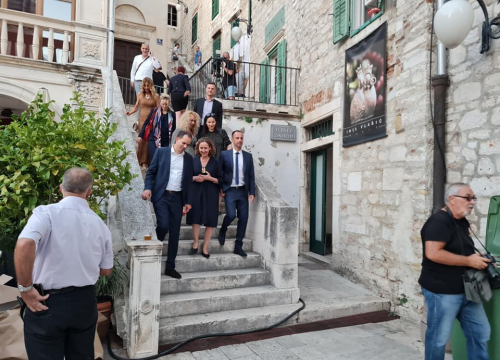 Fotografija 2 - Fešta pred katedralom za deseti rođendan Društva Juraj Dalmatinac: 'Nećemo stati na ovom, jačat ćemo i rasti'