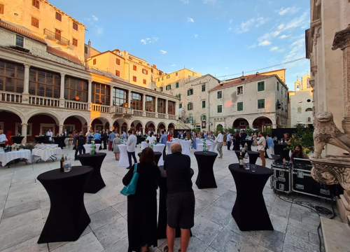 Fotografija 9 - Fešta pred katedralom za deseti rođendan Društva Juraj Dalmatinac: 'Nećemo stati na ovom, jačat ćemo i rasti'