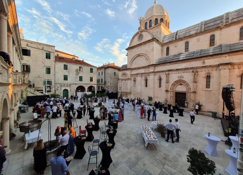 Fotografija 18 - Fešta pred katedralom za deseti rođendan Društva Juraj Dalmatinac: 'Nećemo stati na ovom, jačat ćemo i rasti'