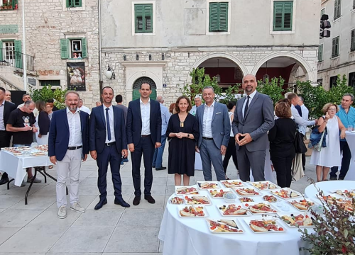 Fotografija 21 - Fešta pred katedralom za deseti rođendan Društva Juraj Dalmatinac: 'Nećemo stati na ovom, jačat ćemo i rasti'
