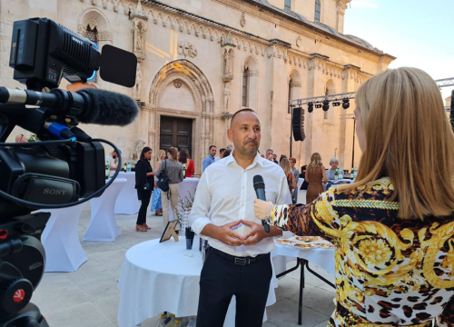 Fotografija 22 - Fešta pred katedralom za deseti rođendan Društva Juraj Dalmatinac: 'Nećemo stati na ovom, jačat ćemo i rasti'