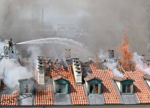 Deseci ljudi evakuirani zbog velikog požara u centru Torina, ima ozlijeđenih