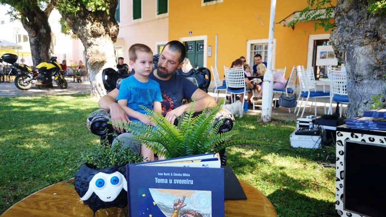 Ivan Burić na travnjaku Azimuta otkrio kako je priča za laku noć postala slikovnica 'Toma u svemiru'
