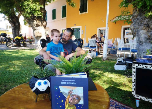 Ivan Burić na travnjaku Azimuta otkrio kako je priča za laku noć postala slikovnica 'Toma u svemiru'