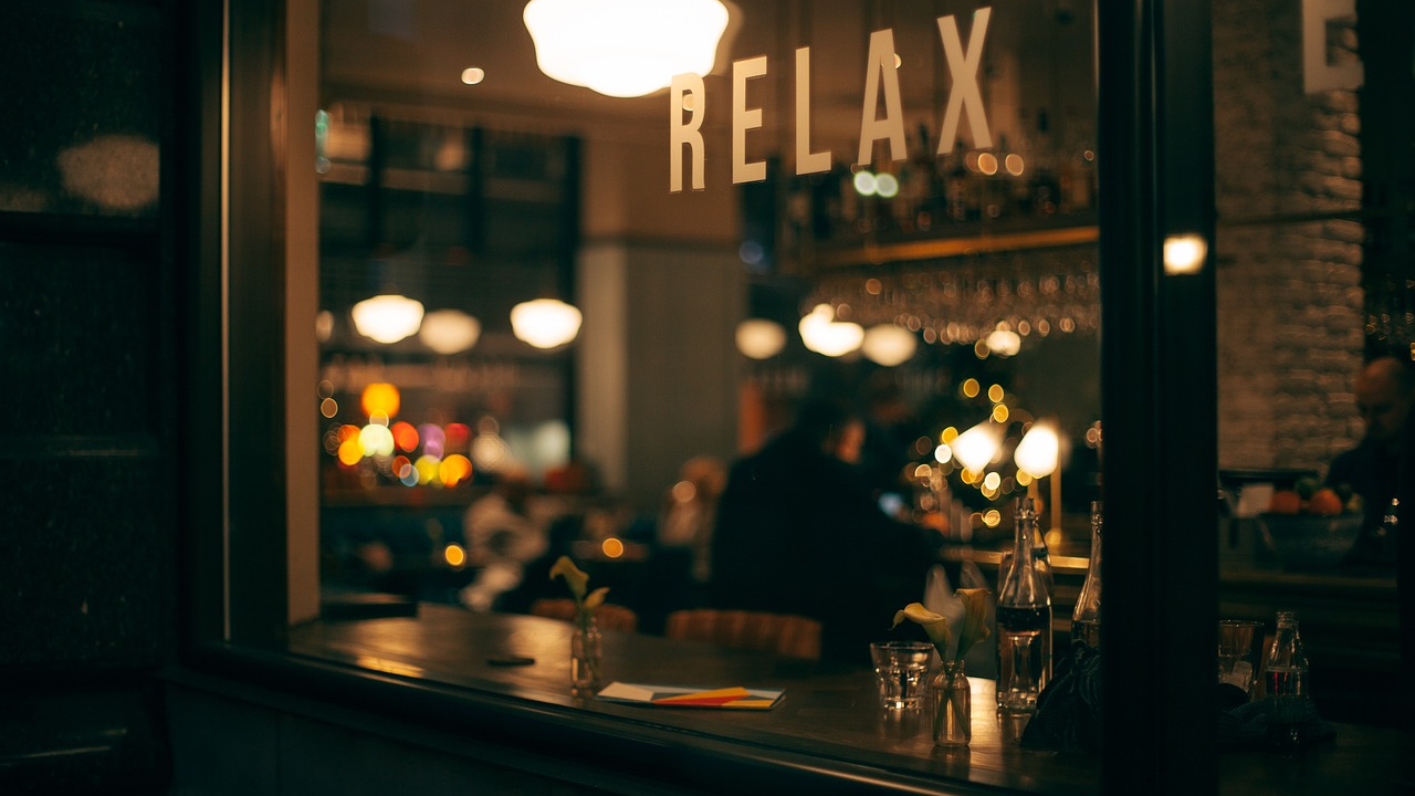 Konobarici ostavio ogromnu napojnicu i na račun napisao uznemirujuću poruku