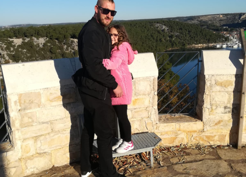 Fotografija 2 - Poznati domaći lanac i ove godine pripremio iznenađenja za prvašiće svojih zaposlenika!