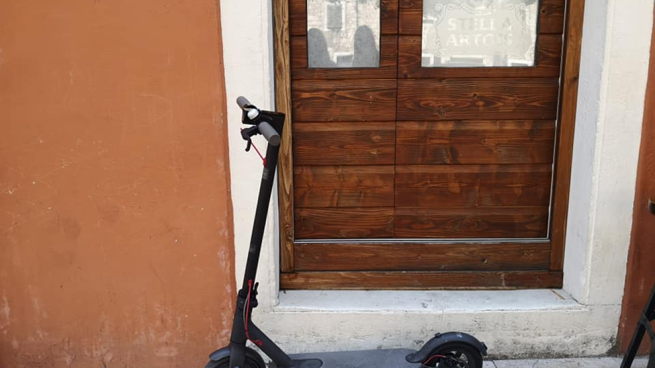 Električnim romobilom naletio na ženu, teško je ozlijedio i pobjegao