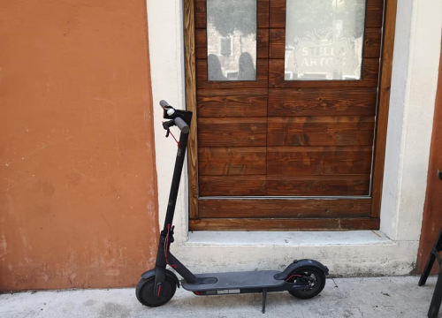 Električnim romobilom naletio na ženu, teško je ozlijedio i pobjegao