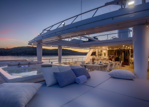 Fotografija 2 - Jahta čiji tjedni najam košta 300 tisuća eura mami poglede na Zlarinu, pogledajte kakva je iznutra