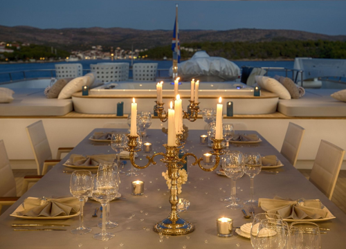 Fotografija 5 - Jahta čiji tjedni najam košta 300 tisuća eura mami poglede na Zlarinu, pogledajte kakva je iznutra