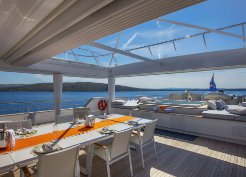 Fotografija 14 - Jahta čiji tjedni najam košta 300 tisuća eura mami poglede na Zlarinu, pogledajte kakva je iznutra