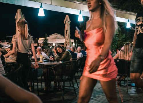 Terasa hotela Jadran ovog ljeta ‘vraćena’ Šibenčanima, a svirke uživo nastavljaju i nakon sezone!