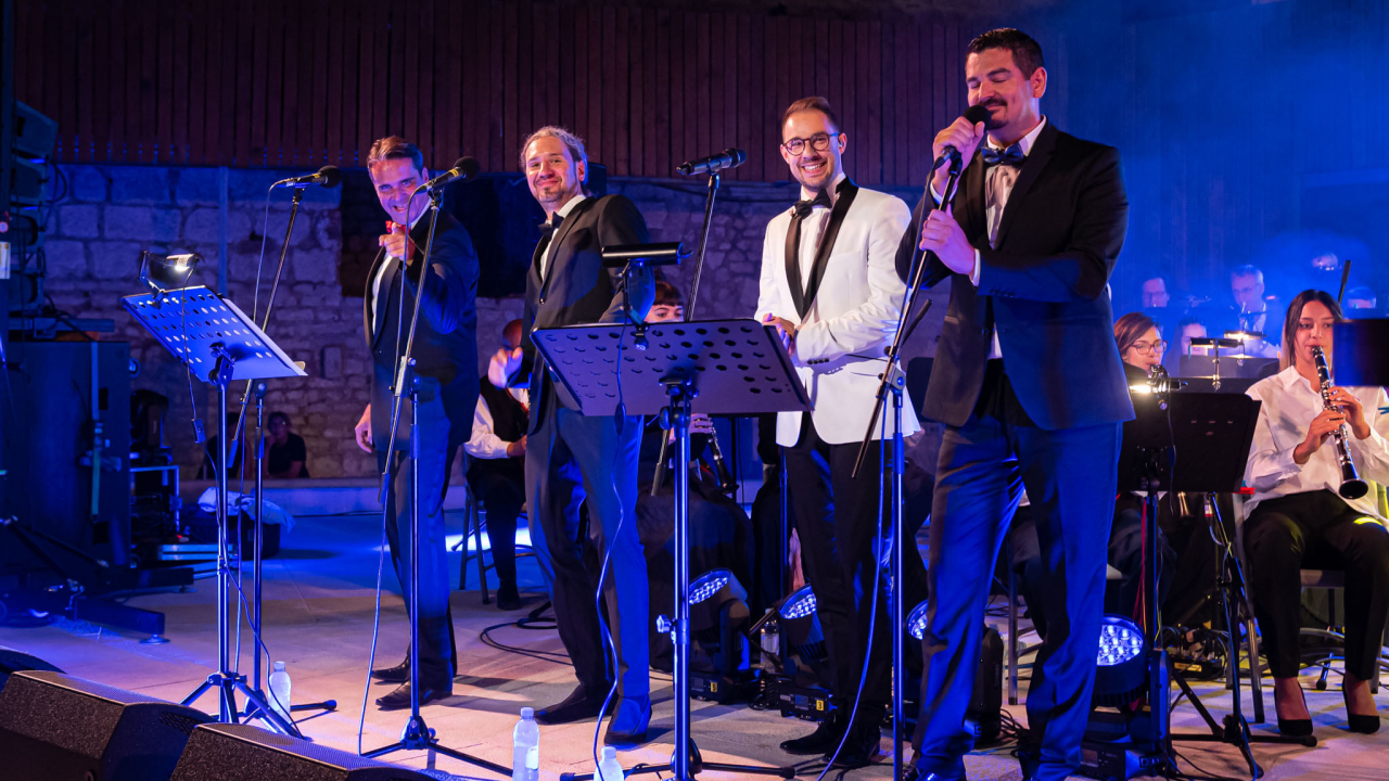 Šibenska narodna glazba i 4 tenora raspjevali publiku za kraj sezone