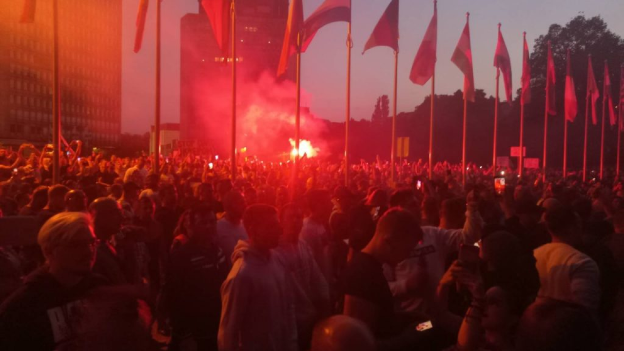 Kaos u Ljubljani: Prosvjednici bacaju baklje na Parlament!