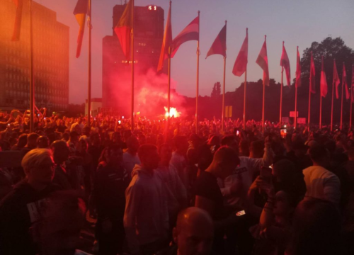 Kaos u Ljubljani: Prosvjednici bacaju baklje na Parlament!