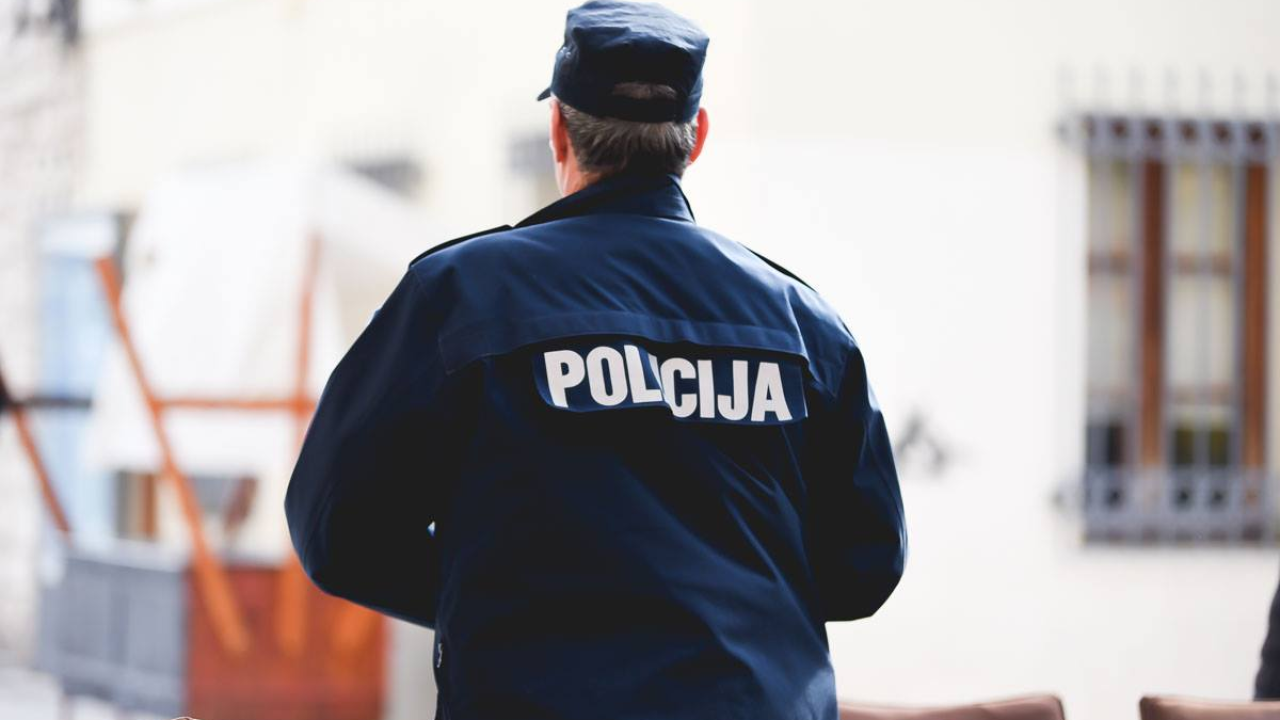 Nepoznati muškarac ušao starici u kuću i ukrao joj kutiju s vrijednim nakitom