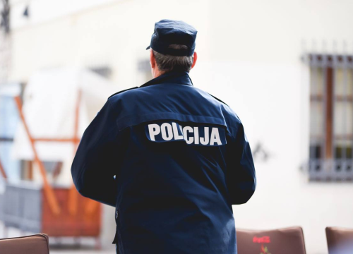 Nepoznati muškarac ušao starici u kuću i ukrao joj kutiju s vrijednim nakitom