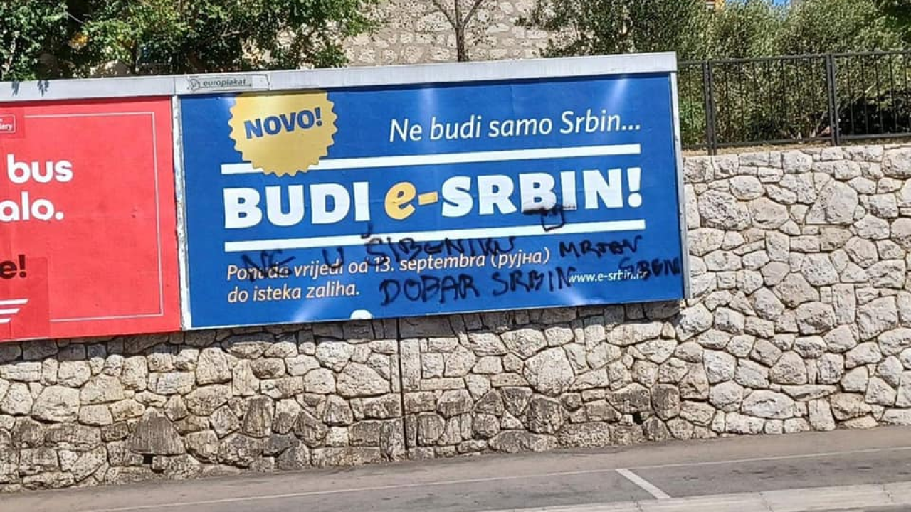 Plakat 'Budi e-Srbin' na Baldekinu išaran govorom mržnje: Jutros je ekspresno uklonjen