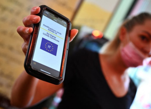 Putnici u tranzitu kroz Sloveniju smiju natočiti gorivo bez covid-potvrde