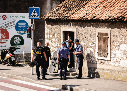 Detalji pljačke ljekarne u Šibeniku: Lopovi prijetili pištoljem, u kući gdje su se skrivali pronađeno 60 metaka