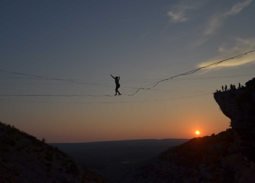 Fotografija 3 - Ova silueta nad kanalom je Šibenčanka Antonia Gašperov: 'Highline je sigurniji od vožnje autom, a adrenalin je najveći neprijatelj u zraku'