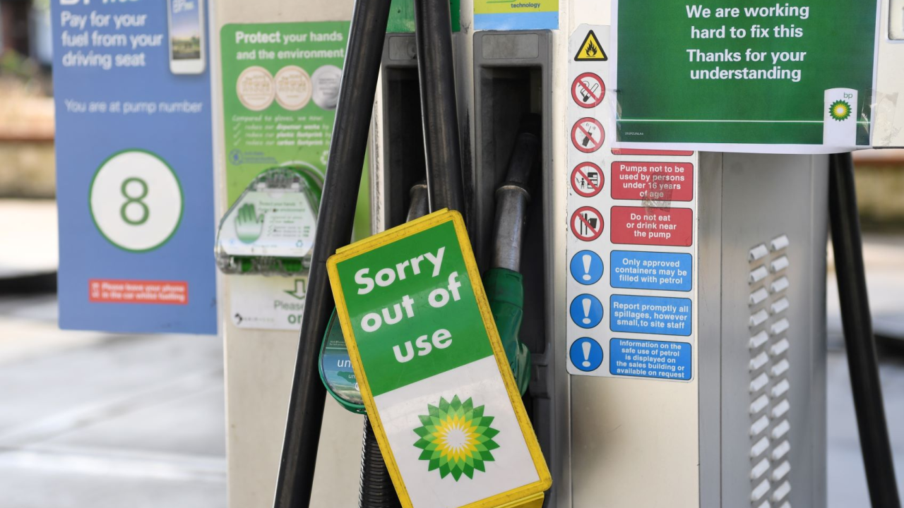 Vojska u stanju pripravnosti: U Britaniji ljudi satima traže pumpu na kojoj ima goriva, a glavni je problem puno dublji