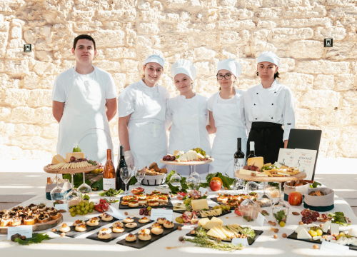 Fotografija 2 - Oni su budućnost hrvatskog ugostiteljstva, učenici TUŠ-a na sv. Mihovilu pokazali kako sljubljuju sir i vino!