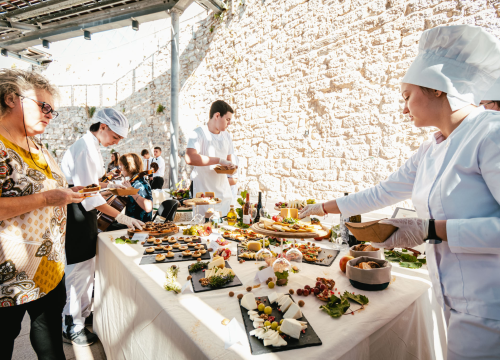 Fotografija 26 - Oni su budućnost hrvatskog ugostiteljstva, učenici TUŠ-a na sv. Mihovilu pokazali kako sljubljuju sir i vino!
